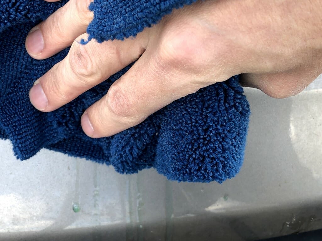 Fugleklat tørres af med mikrofiber Fugleklat tørres af med mikrofiber